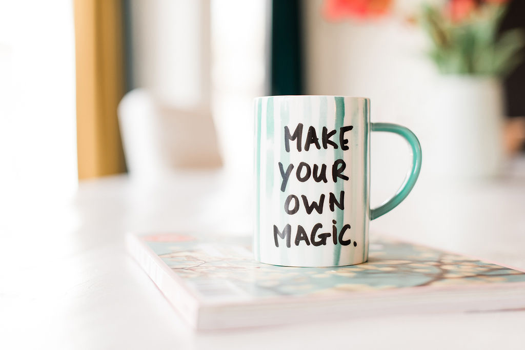 Mok met tekst Make your own magic erop